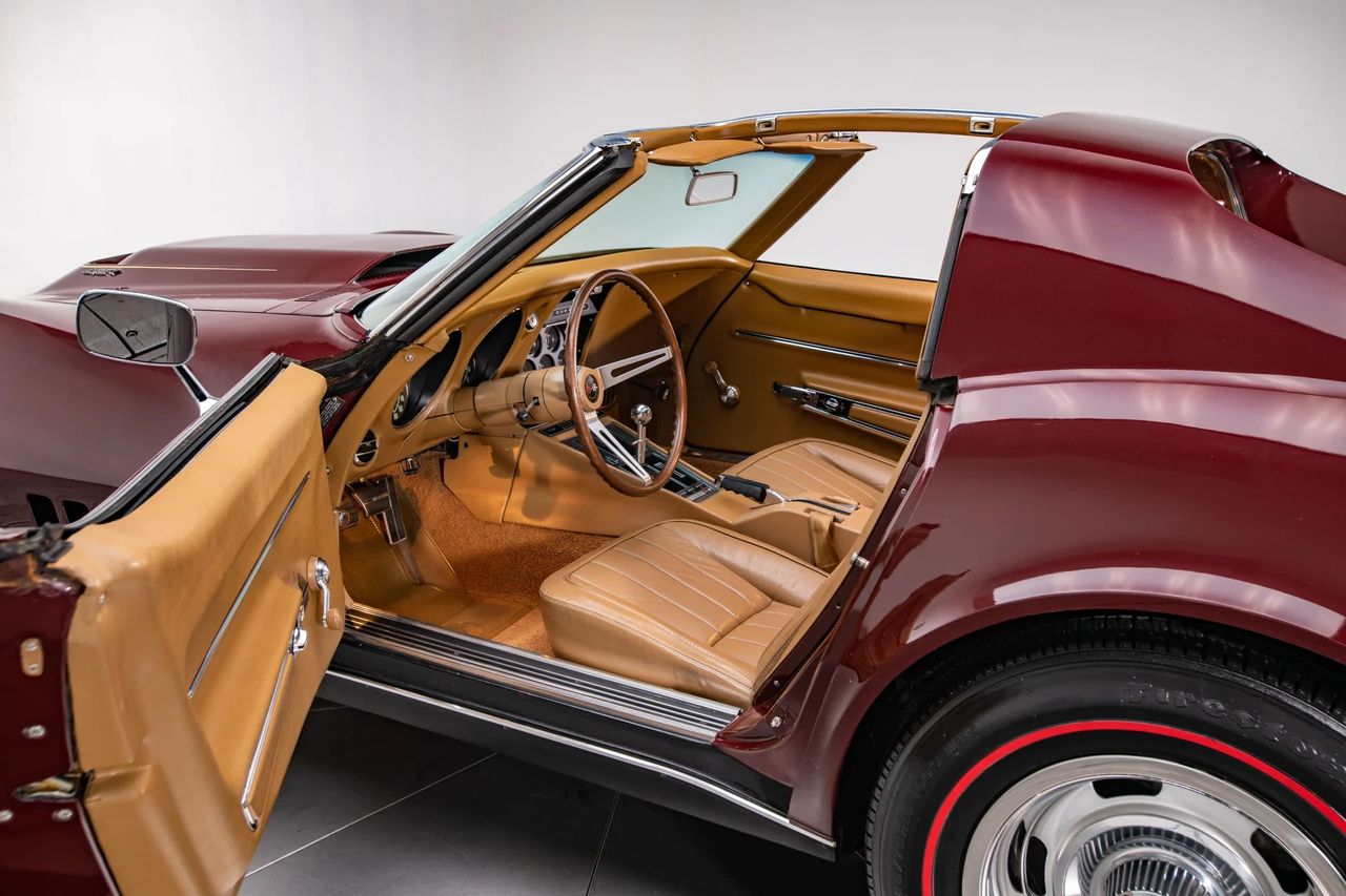 The 1968 Corvette coupe introduced the T-top, transforming the fixed-roof Vette into a modular open-air car. Twin lift-off roof panels paired with a removable rear window (’68–’72) let owners choose everything from closed coupe to near-convertible airflow in minutes. Deleting vent wings for Astro Ventilation cleaned up the glass line and improved cabin flow, while the center roof bar preserved structure and safety. It was a uniquely American solution—style, flexibility, and drama without giving up hardtop rigidity. (Image courtesy of RK Motors)