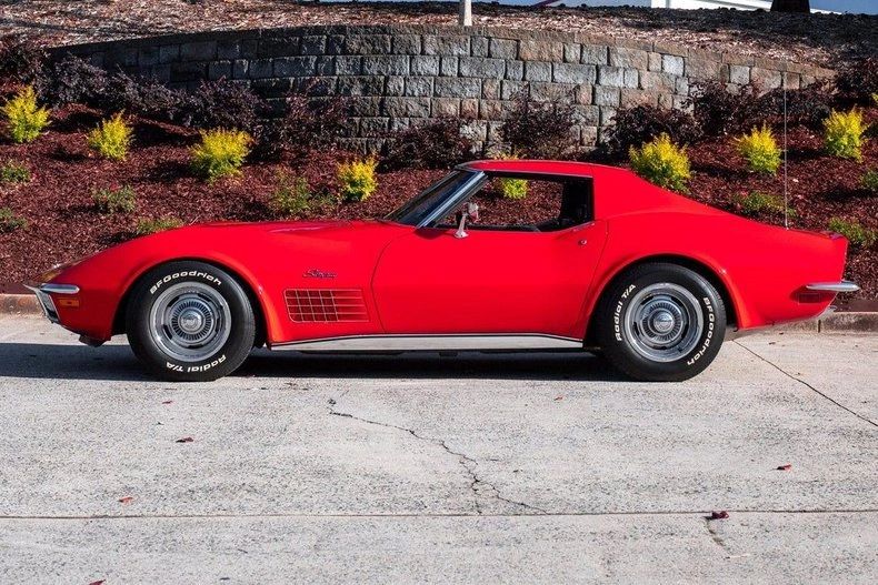 In LS5 trim, the 1971 Corvette still felt every bit the big-block bruiser, just with its knuckles wrapped a little. Drop the clutch and that 454 would roll a wave of torque through the chassis—effortless, low-rpm shove that could haze the rear tires without much provocation. The nose felt heavier than the small-block cars and the steering asked for real muscle at parking-lot speeds, but once you were rolling, it settled into a confident, long-legged stride that loved wide-open highway. It wasn’t a high-rev screamer so much as a torque locomotive: short bursts of throttle, big speed, and a sense that the engine was barely working. Even in detuned ’71 form, an LS5 Corvette drove like what it was—a slightly more civilized, but still very serious, American muscle sports car. (Image courtesy of GAA Classic Cars)