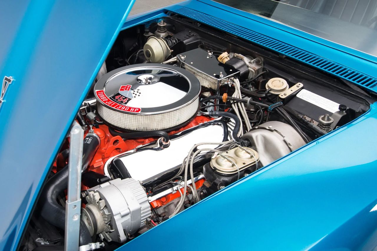 Shown here is Chevrolet’s 1970 LS5 454 big-block—the new-for-’70 displacement that replaced the 427 in the Corvette lineup. Factory-rated at 390 gross hp and a tidal 500 lb-ft of torque, the LS5 used hydraulic lifters, 10.25:1 compression, oval-port iron heads, and a single 4-barrel (Rochester Quadrajet) on a high-rise intake under the chrome open-element air cleaner. In the car it delivered effortless, long-legged thrust from low rpm—more grand-touring muscle than razor-edged screamer—and could be paired with either a Muncie 4-speed or the Turbo Hydra-Matic. For many buyers in 1970, this torque-rich 454 was the Corvette’s “heart-and-lungs” option, marking the last high-compression big-block moment before the coming era of lower octane and emissions gear. (Image courtesy of RK Motor)