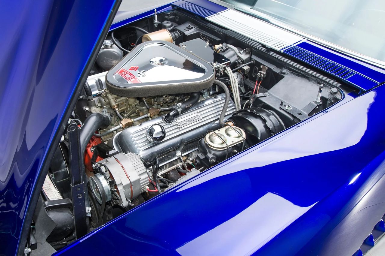 Pictured here is the rare L89 427/435, instantly identifiable by its signature Tri-Power intake and lightweight aluminum cylinder heads. Offering the same raw output as the L71 but with significantly less front-end weight, the L89 was a stealth performance upgrade—subtle on paper, serious on the road. (Image courtesy of RK Motors)