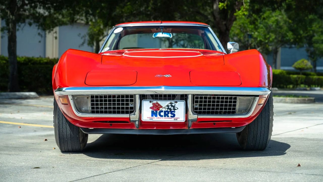 The 1970 Stingray announced its update with new egg-crate grille inserts—two deep, squared lattices that instantly set it apart from the 1968–69 cars. The finer rectangular grid and outboard signal lamps widened the visual stance and gave the nose a more technical, purposeful look while the chrome bumper and hidden headlamps remained. At a glance, those grilles became the quickest tell you were looking at a ’70.