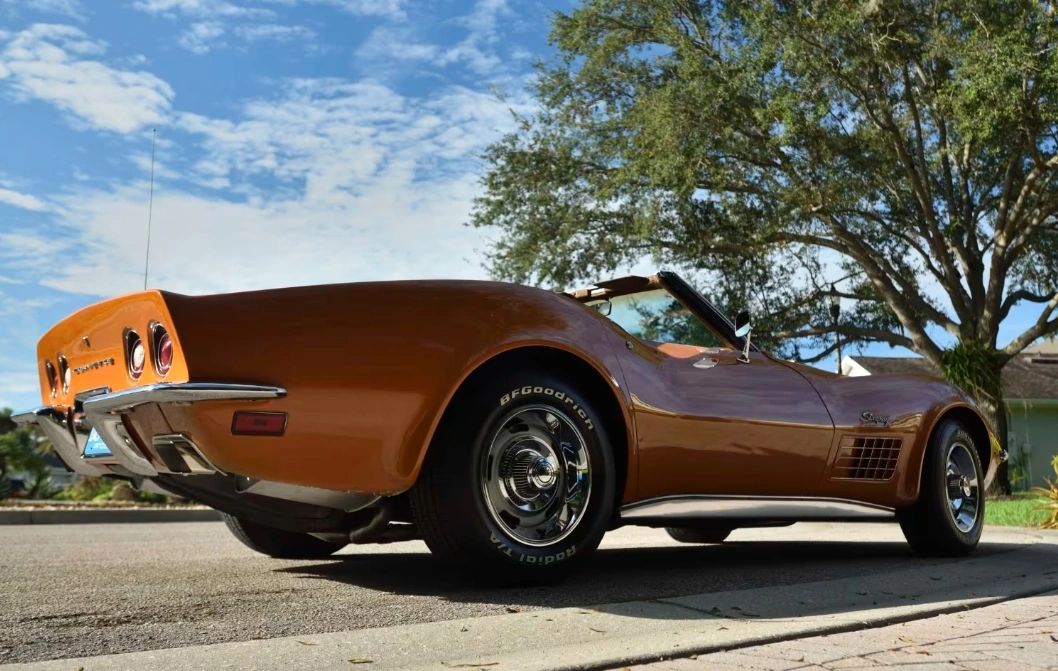 This 1972 Corvette convertible shows how much charisma the C3 carried even as SAE net horsepower numbers dipped on paper. Bathed in a rich, period-perfect bronze hue, the car looks tailor-made for sunny boulevards and coastal drives, where its metallic highlights and flowing fender lines come alive. Under the hood, the small-block may be “down” on rated power compared with earlier years, but its broad torque curve and lighter, more refined driving manners make it an effortless cruiser in real-world conditions. Paired with radial tires and a well-sorted chassis, it’s the kind of Corvette you can drive all day with the top down and never feel shortchanged on enjoyment. In 1972, the numbers may have been lower—but behind the wheel of a car like this, the experience is anything but.