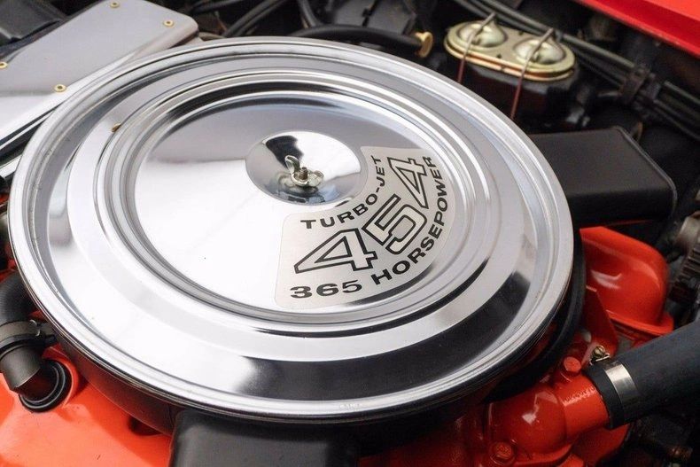 Under that bright chrome lid lives Chevrolet’s LS5 Turbo-Jet 454 big-block, rated at 365 horsepower and a steamroller 465 lb-ft of torque. For 1971 it represented the “street” side of Corvette performance—lower compression and a milder cam than the wild LS6, but still more than enough grunt to turn rear tires into vapor with a twitch of your right foot. Fed by a single four-barrel carb, the LS5 delivered effortless, low-rpm muscle and that deep, unmistakable big-block thunder every time you cracked the throttle.