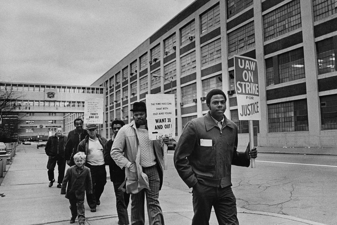 Picket lines like this one in 1970 tell the other side of the 1971 Corvette story. As UAW workers marched for better wages, benefits, and “30 and out” retirement, assembly lines across GM—including those that built Corvettes—fell silent for weeks. The strike pushed the already-delayed 1969 model year even further, shortened the 1970 run, and forced Chevrolet to treat the 1971 Corvette as essentially an extension of the ’70. Behind every chrome-bumpered Stingray was a workforce willing to stop production entirely to make sure the people building America’s sports car shared in its success.