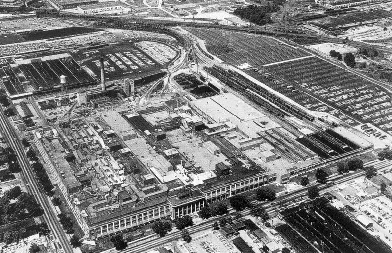 From the air, the St. Louis Assembly Plant looks less like a car factory and more like a self-contained city—block after block of brick, steel, and glass where every 1971 Corvette began life. Inside this maze of buildings, more than 500 men and women per shift focused on a single mission: building America’s sports car while the rest of GM churned out sedans and trucks. With the basic design carrying over from 1970, the ’71 model gave this workforce a rare chance to refine rather than reinvent, tightening quality and chasing out bugs instead of scrambling to adapt to new sheetmetal. For a St. Louis line worker, seeing a Corvette out on the street wasn’t just spotting another GM product—it was recognizing a car they’d personally had a hand in creating.