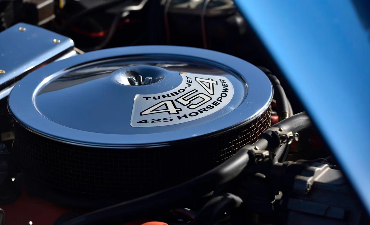 If the LS5 was the bruiser, the LS6 454 was Chevrolet’s velvet-wrapped hammer—a 425-horsepower Turbo-Jet big-block that turned the Corvette’s spec sheet into a declaration of intent. Under that chrome air cleaner lid lived essentially a race-bred engine, with high-flow heads, an aggressive cam, and a big Holley four-barrel that happily converted premium fuel into speed and noise. Offered for just a single model year and built in tiny numbers, the LS6 quickly became one of the most coveted—and most mythologized—production Corvette engines ever assembled.