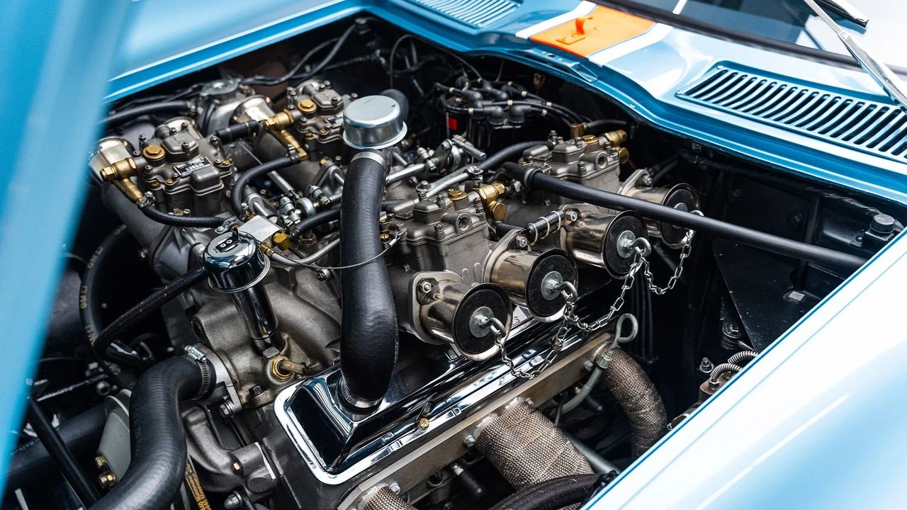 The heart of the 1963 Corvette Grand Sport was a purpose-built 377 cubic-inch small-block V8, developed to deliver maximum output within the constraints of GT-class regulations. Based on Chevrolet’s racing small-block architecture, the engine featured aluminum heads, aggressive camshaft profiles, and was offered with either dual four-barrel carburetors or a more exotic Weber carburetor setup, depending on configuration. Output estimates ranged from roughly 485 to over 550 horsepower, an extraordinary figure for a lightweight car tipping the scales at just over 1,800 pounds. Combined with the Grand Sport’s reduced mass, the engine gave Duntov’s creation the raw performance needed to confront the Shelby Cobra head-on. (Image courtesy of the Petersen Auto Museum)