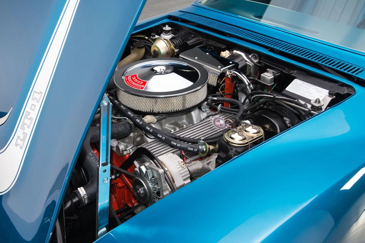 For 1971, GM’s horsepower slide wasn’t accidental—it was the result of Ed Cole’s directive that every engine be able to run on low-lead, 91-octane fuel, forcing compression ratios down across the board. The Corvette’s LT-1 small-block became a showcase for that policy shift. Still a solid-lifter, high-winding 350, it dropped to a 9.0:1 compression ratio and saw its rating fall from 370 hp in 1970 to 330 hp and 360 lb-ft of torque. On paper it looked like a step backward, but in the real world the ’71 LT-1 Corvette could still rip off roughly six-second 0–60 runs and push on to about 137 mph. Even detuned, it proved Chevrolet’s high-strung small-block hadn’t lost its bite. (Image courtesy of RK Motors)