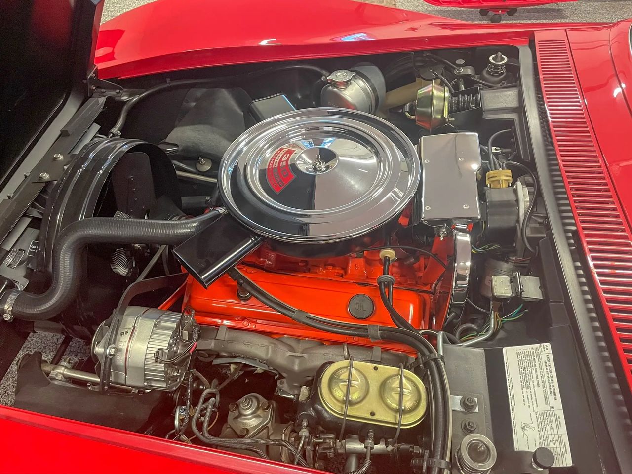The L48 was the base 350-ci small-block in 1971, a mild-mannered workhorse compared to the LT-1 but still stout for the era. With around 8.5:1 compression, a 4-bbl carb, and hydraulic lifters, it was rated at 270 gross horsepower and 360 lb-ft of torque, tuned more for smooth, flexible street power than high-rpm heroics. For many Corvette buyers, it struck the right balance of reliability, drivability, and performance just as GM was being forced to adapt to low-lead fuel and tightening emissions rules. (Image courtesy of OnAllCylinders.com)