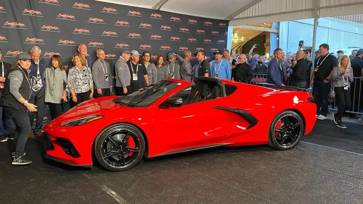 VIN 001—the first retail 2020 C8 Stingray—crossed the Barrett-Jackson Scottsdale block in January 2020 and hammered at $3,000,000 for charity. Winning bidder Rick Hendrick took the honor; Chevrolet directed the proceeds to the Detroit Children’s Fund. More than a sale, it was a statement: the mid-engine era arrived with supercar buzz and Corvette-scale heart.