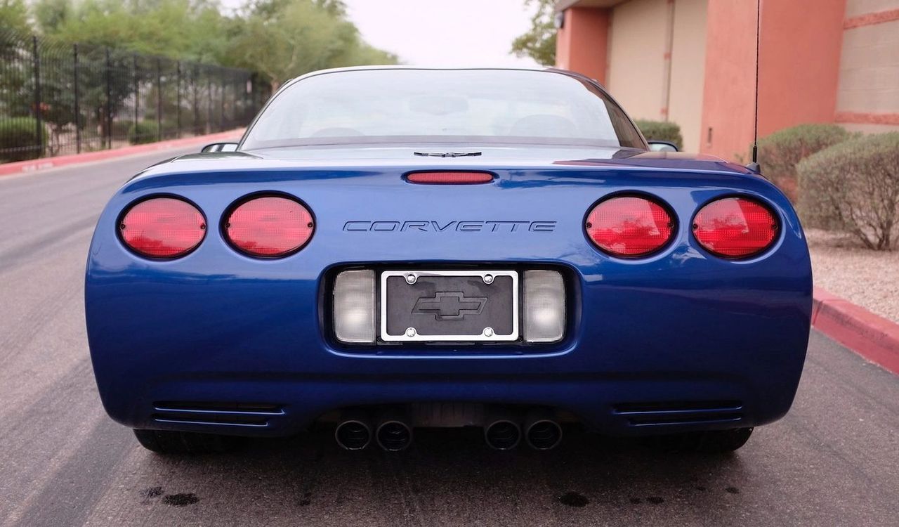 Few shapes in the Corvette world are as distinctive as the C5’s tall rear deck. That “high tail” wasn’t just a styling flourish—it let Chevy stretch the hatch and deepen the cargo well, so this two-seater could swallow real luggage instead of just a gym bag. Aerodynamically, the raised tail helps clean up airflow and reduce high-speed lift, giving the C5 better stability on the highway and front straight than the slab-back C4 it replaced. Visually, it makes the car look hunkered down and purposeful, like it’s squatting over those quad exhaust tips, ready to launch. From this angle, you can see why the C5’s backside became a modern Corvette signature.
