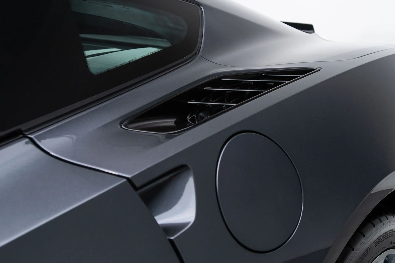 Those rear quarter inlets aren’t styling—on Z51-equipped C7s they feed ducting to the rear-mounted transmission and electronic limited-slip differential coolers, keeping temps in check during hard laps. Air is picked up from a high-pressure zone along the shoulder, pushed through the heat exchangers, and exhausted out the rear—sustaining performance and longevity. (On non-Z51 cars the openings are largely cosmetic.) (Image courtesy of RK Motors)