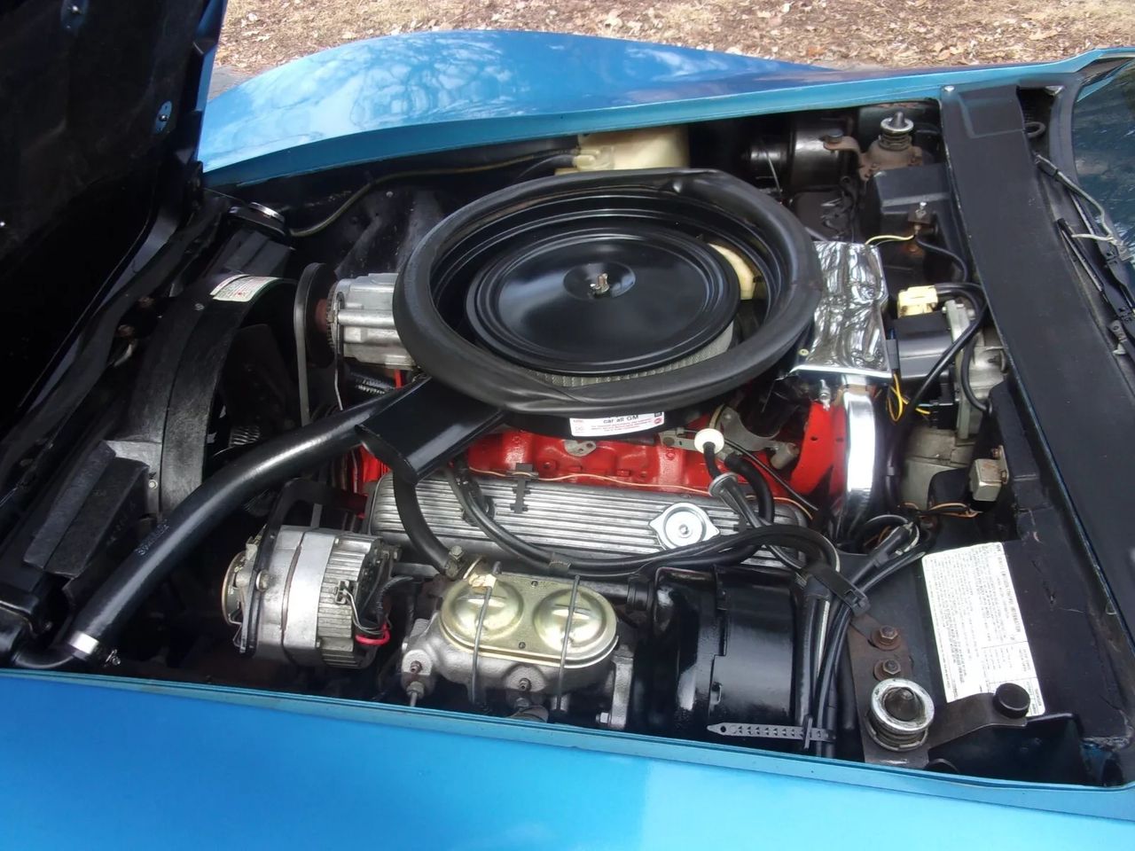 Here’s the sweet spot of the 1973 lineup: the L82 350-cubic-inch small-block. Rated at 250 horsepower, it gave the Stingray a sharper edge than the base L48 without the nose-heavy feel of the 454, making it the enthusiast’s choice in a year full of compromises. The higher compression and hotter cam let it pull harder through the midrange, and paired with a close-ratio four-speed, it delivered the kind of throttle response that still felt properly Corvette. It wasn’t the wild LT-1 of just a few seasons earlier, but it carried enough punch to keep the car respectable in any European company. In many ways, the L82 was the bridge between the muscle-era Stingrays and the more refined, emissions-era Corvettes that would follow.