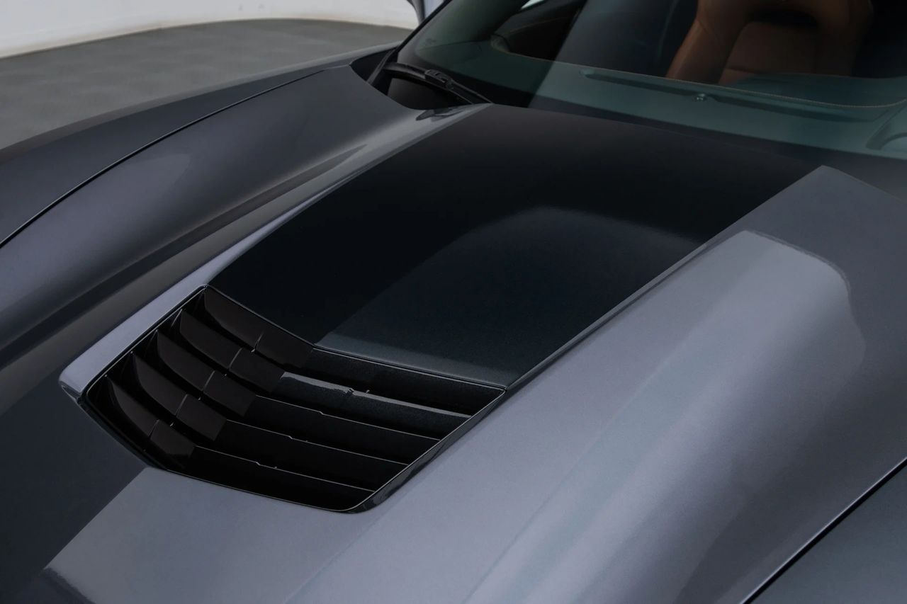The Stingray’s hood extractor isn’t for show—it’s the pressure relief for a forward-tilted radiator, with canted vanes that pull hot air up and over the clamshell to cut front-axle lift. Finished in Carbon Flash, it’s a functional centerpiece that keeps temps in check and the nose planted when you’re really leaning on the car. (Image courtesy of RK Motors)