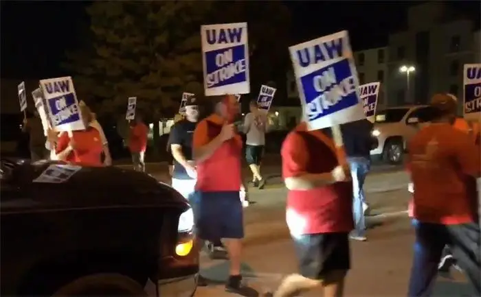 Night falls on the Bowling Green line as UAW Local 2164 joins the 40-day national walkout in fall 2019. The strike—Sept. 16 to Oct. 25—paused pre-launch activity on the mid-engine Corvette, compressing the 2020 run and cascading demand into 2021. (Photo by Rob Harris, documented on Twitter)