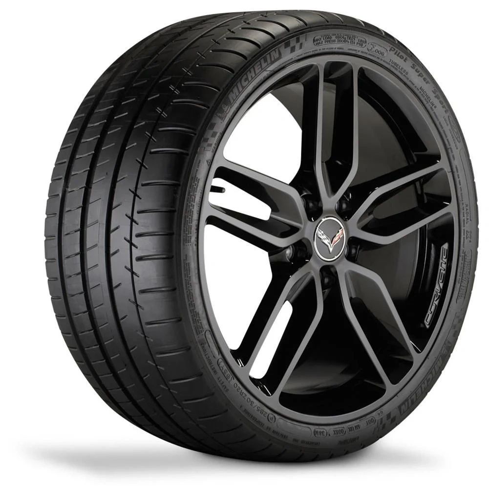 Michelin’s Pilot Super Sport ZP—the C7’s co-developed run-flat—paired Corvette-specific construction with a compound that held pace when the laps piled on. Staggered 18/19s on base cars and 19/20s on Z51 delivered quick steering, strong bite, and real heat tolerance you felt in consistent lap times. It looked the part on the factory wheels and, more importantly, gripped like it.