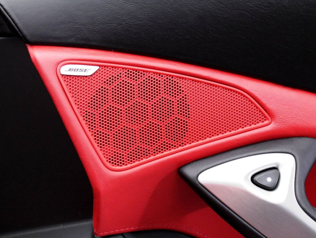 The 2014 Corvette made audio a priority: a Bose 9-speaker setup came standard, while the optional 10-speaker system with a dedicated bass box finally delivered the kind of low-end depth the old C6’s thin door panels could never reproduce. It wasn’t just louder—it was cleaner, richer, and tuned for a quieter cabin that let the music come alive.