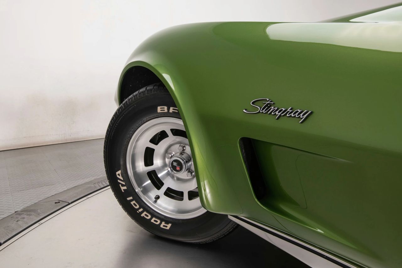 On the 1973 Corvette, the front fender had lost the ornate egg-crate grille of the ’70–’72 cars and gained this smooth, sculpted vent pressed directly into the body side. The opening read as part of the fender instead of a bolt-on trim piece, giving the Stingray a cleaner, more contemporary profile. Up close, it quietly marked the moment when Corvette styling started to answer more to airflow and engineering than to chrome decoration. (Image courtesy of RK Motors)