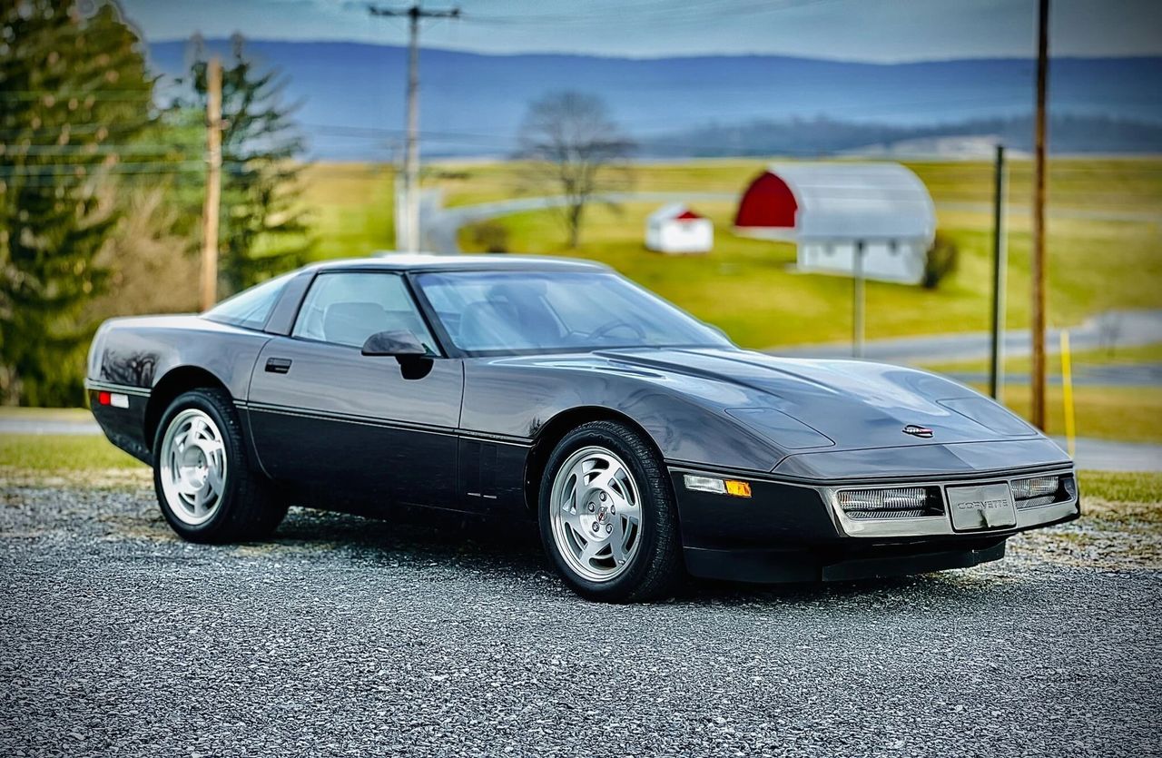 The 1990 Corvette ZR-1 introduced the exotic, Lotus-engineered 5.7L LT5 V8, producing 375 horsepower and delivering 0–60 times in the 4-second range with a top speed near 180 mph. Unique styling cues—wider rear bodywork, convex taillights, and 17-inch wheels—distinguished it from the standard Corvette. In its debut year, just 3,049 examples were built, making the 1990 ZR-1 both a technological showcase and one of the rarest Corvettes of its era.