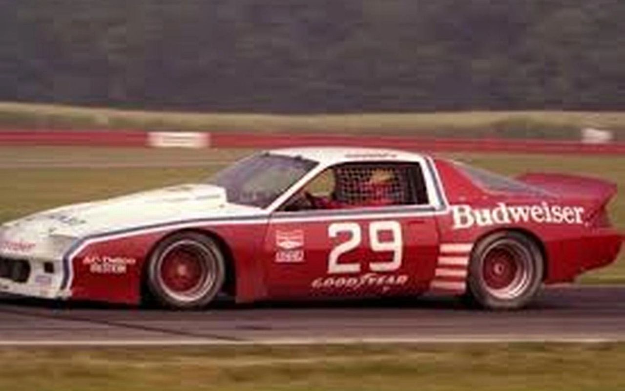 In 1983, DeAtley’s Budweiser Camaros were the Trans-Am benchmark—front-row pace, multiple wins, and David Hobbs’ drivers’ title while helping Chevrolet secure the manufacturers’ crown. Yet the cars hit an aero ceiling and cooling limits on faster circuits. With SCCA tube-frame rules and the slipperier new C4 arriving, DeAtley pivoted to a Corvette for 1984.