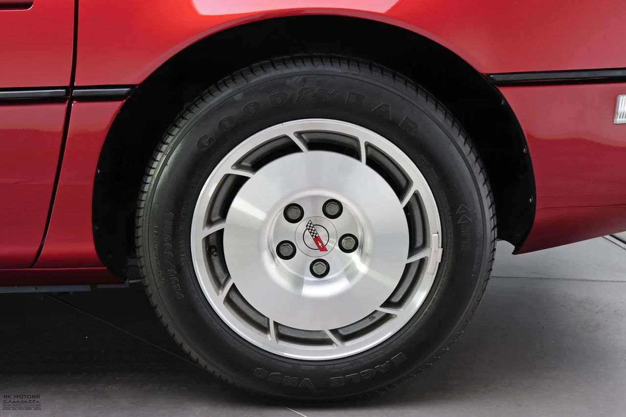 Behind the turbine-style wheels, Chevrolet introduced Bosch ABS brakes at all four corners of the 1986 Corvette.