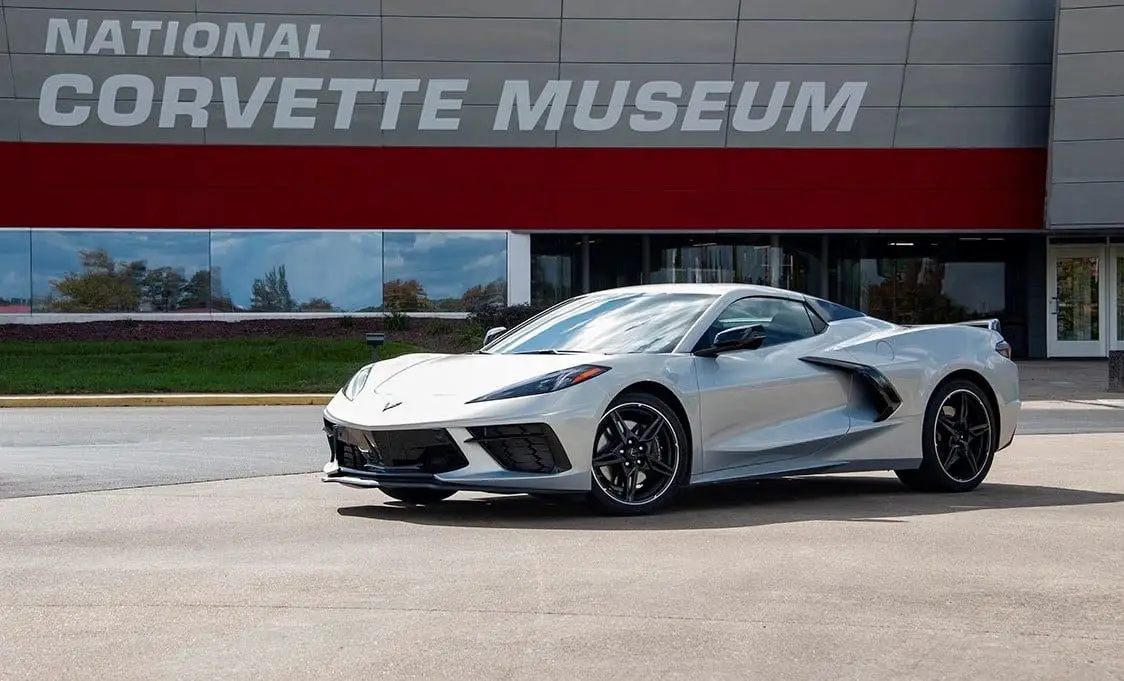 In addition to Red Mist Metallic (seen above), 2021 introduced Silver Flare Metallic—a high-flake, cooler-toned replacement for Blade Silver that makes the C8’s sharp surfacing pop under sun or LED. Shown here at the National Corvette Museum, it delivers a liquid-metal sheen without reading flat gray.