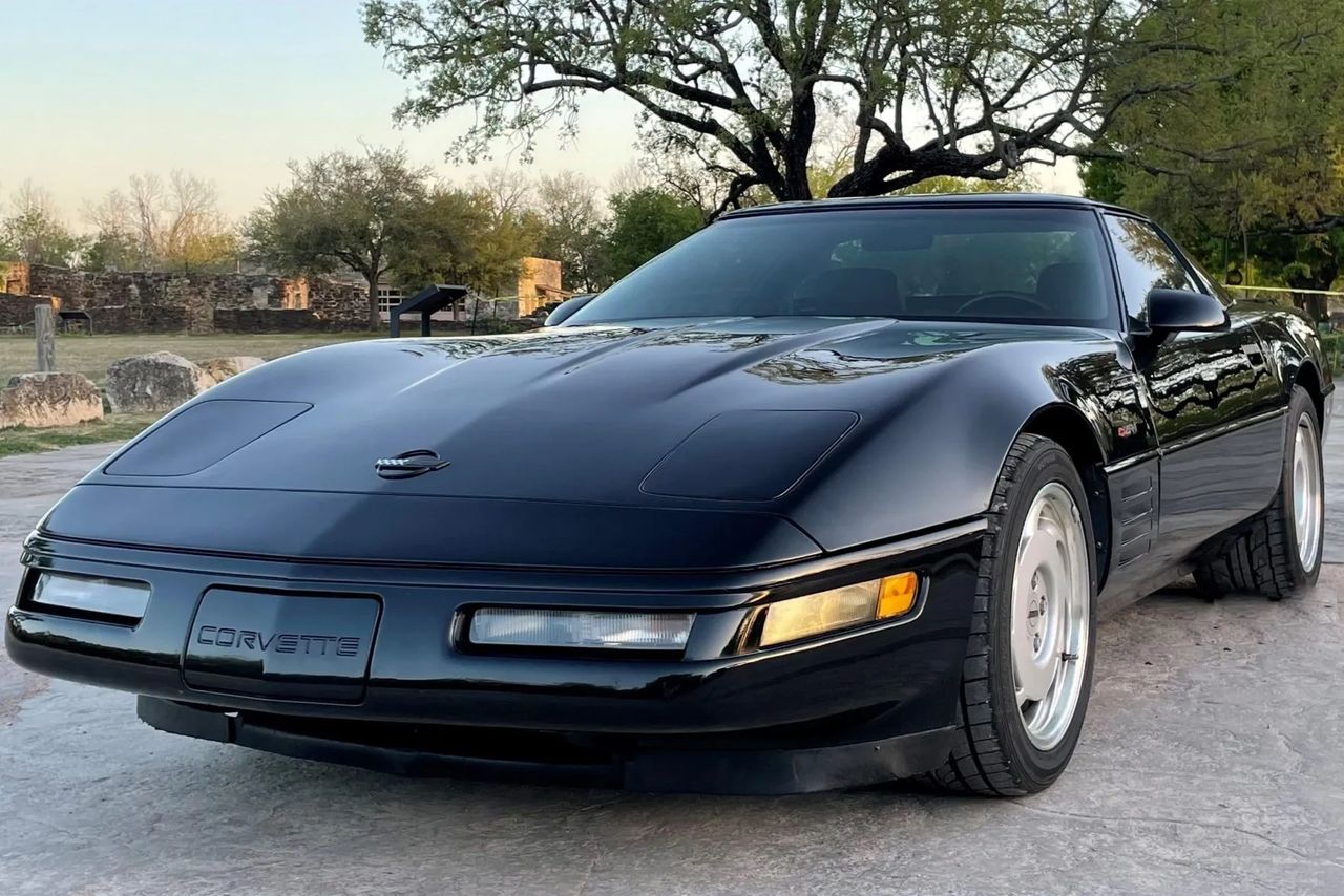 In 1992, the 375-hp ZR-1 still reigned supreme, but the new 300-hp LT1 made the base Corvette nearly as quick—shaving the performance gap to mere tenths in 0–60 runs, while the ZR-1 flexed its muscle with a higher top speed and exotic LT5 pedigree.