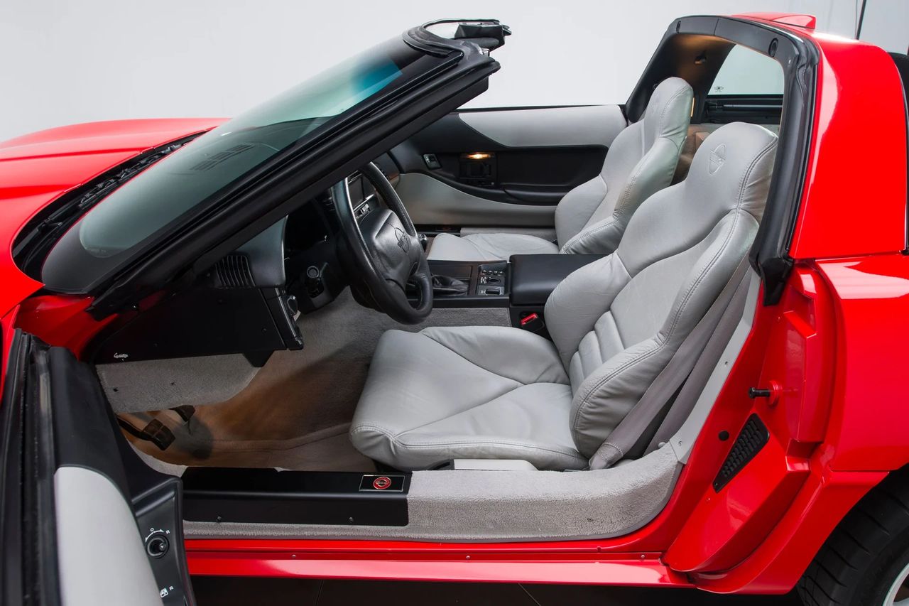 For 1995, Corvette finally addressed the C4’s most common wear point: the seat bolsters. The sport buckets gained upgraded leather with French-seam stitching, spreading the load and resisting split seams while giving the cabin a cleaner, more tailored look. It’s a subtle change that pays off over time—better durability, tighter shape, and a genuinely upscale finish to the late-C4 interior. (Image courtesy of RK Motors)