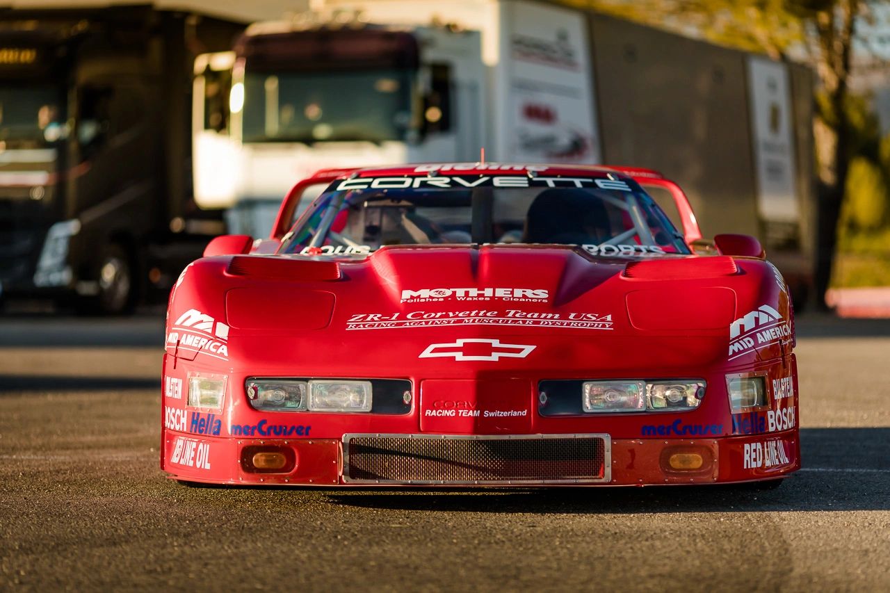 Doug Rippie Motorsports took a single ZR-1 to Le Mans in 1995—the only C4 ZR-1 ever to start the 24—and trimmed it into a GT1 hammer: LT5 quad-cam V-8 breathing through a wide-mouth fascia, clear headlamp covers, big brakes, and aero you could measure with a ruler. It wasn’t a trailer queen; it mixed it with the class all day and deep into the night before an engine failure ended the run late. No trophy, but a statement: America’s quad-cam Corvette could qualify for, fight in, and very nearly finish the world’s roughest endurance race on privateer grit.