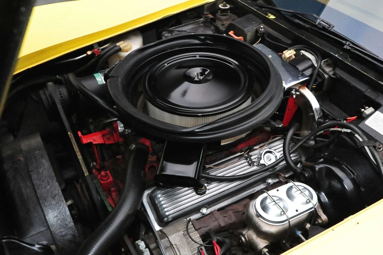 The 1974 Corvette’s L82 represented the high-water mark for small-block performance in an increasingly emissions-restricted era. Rated at 250 horsepower (net), it featured higher compression, a more aggressive camshaft, and revised induction that delivered noticeably stronger top-end power than the standard L48. Contemporary testers frequently cited the L82 as the best all-around engine in the lineup, blending improved acceleration with the responsiveness enthusiasts expected from a Corvette. For buyers who wanted maximum performance without stepping up to the big-block, the L82 was the clear choice.