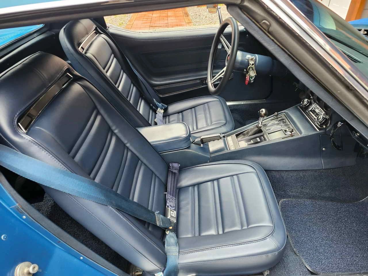 By 1974, Corvette’s engineers had fully integrated the shoulder belts into the seat design, eliminating the awkward roof-hung hardware of earlier C3s. The inertia-reel belts feed cleanly from behind the high-back buckets, giving the cockpit a much cleaner look while still meeting tightening federal safety standards. It is a small detail, but one that reflects how Corvette was evolving from bare-bones sports car to a more refined, safety-conscious grand tourer. (Image courtesy thevettenet.com)