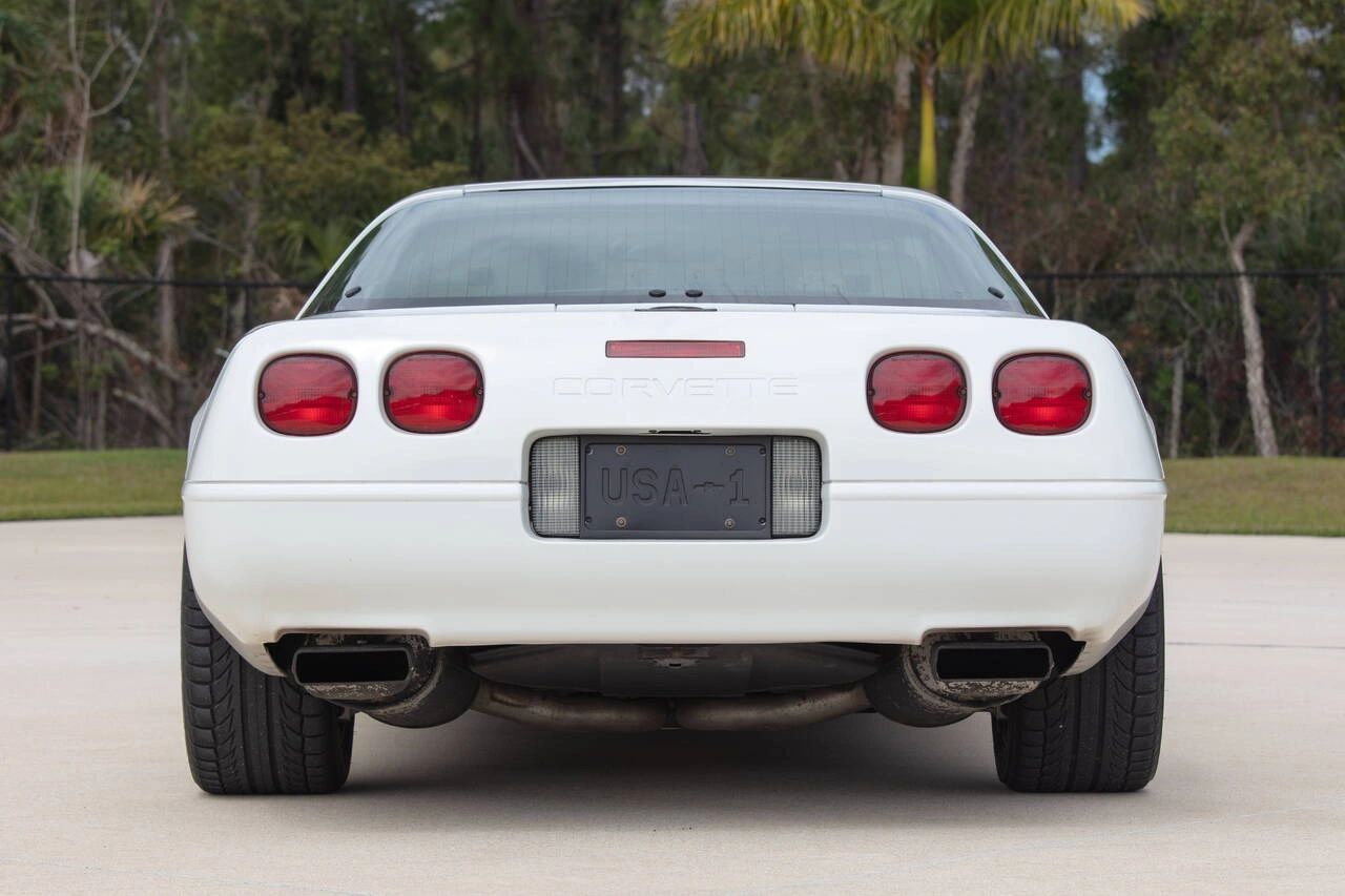 The 1992 Corvette’s rear view showcased subtle but important updates—including the new rectangular exhaust outlets. These squared-off tips replaced the earlier round design, giving the LT1-powered C4 a more aggressive, modern look that matched its leap forward in performance and technology.