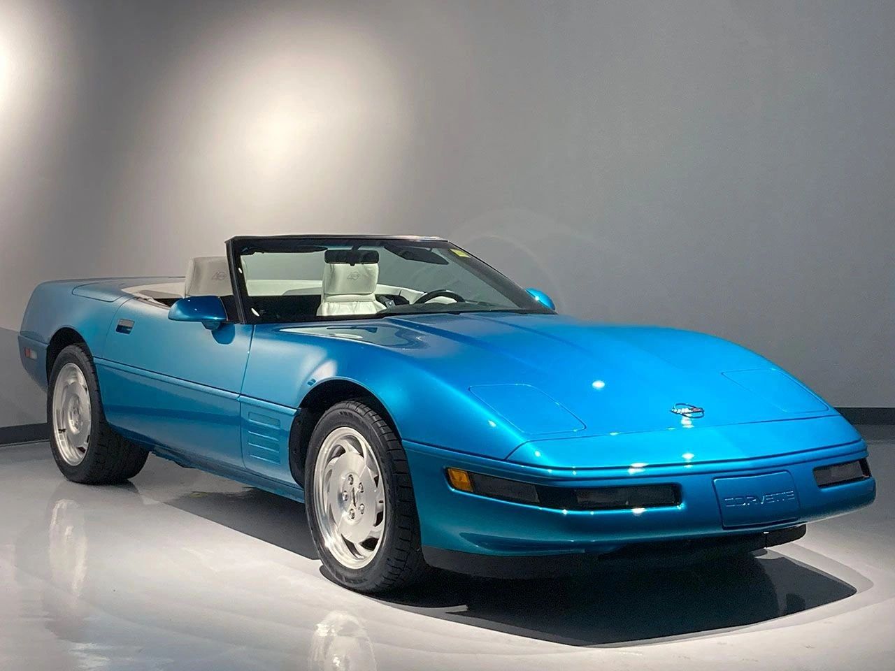 While 1993 marked the Corvette’s 40th Anniversary, the car itself carried forward with only subtle refinements from the previous year. The most notable change came in the form of added sophistication: a new electronically controlled six-speed automatic transmission replaced the older unit, offering smoother shifts and improved efficiency. Chevrolet also introduced a revised Passive Keyless Entry system, enhancing both security and convenience. Inside, the Corvette’s cockpit benefited from small but meaningful updates—refined seats, upgraded sound insulation, and improved switchgear—meant to make the driving experience more comfortable without altering the car’s unmistakable C4 character. Even the suspension tuning saw minor adjustments to balance ride comfort with the Corvette’s legendary handling prowess. In sum, the 1993 Corvette quietly honed the formula, blending high performance with the kind of refinements buyers expected in a world-class sports car.