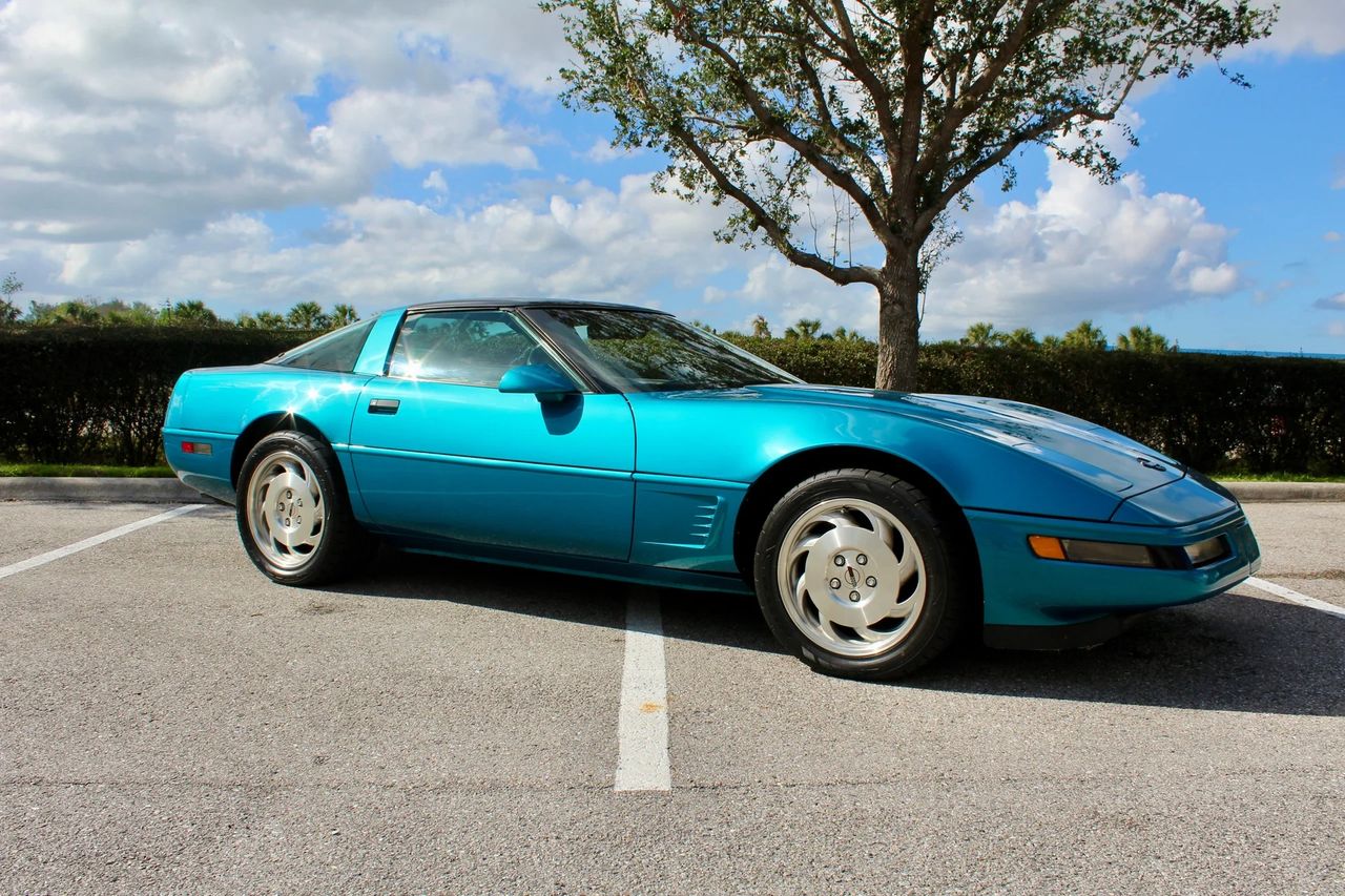 For 1995, the C4’s front-fender vents lost the inset slats and adopted a cleaner, gill-style opening with a subtle, rolled surround. The change smooths the panel’s visual flow and gives the car a slightly longer, lower look—modernizing the profile without touching the classic long-hood/short-deck proportions. It’s the quickest visual tell you’re looking at a ’95.