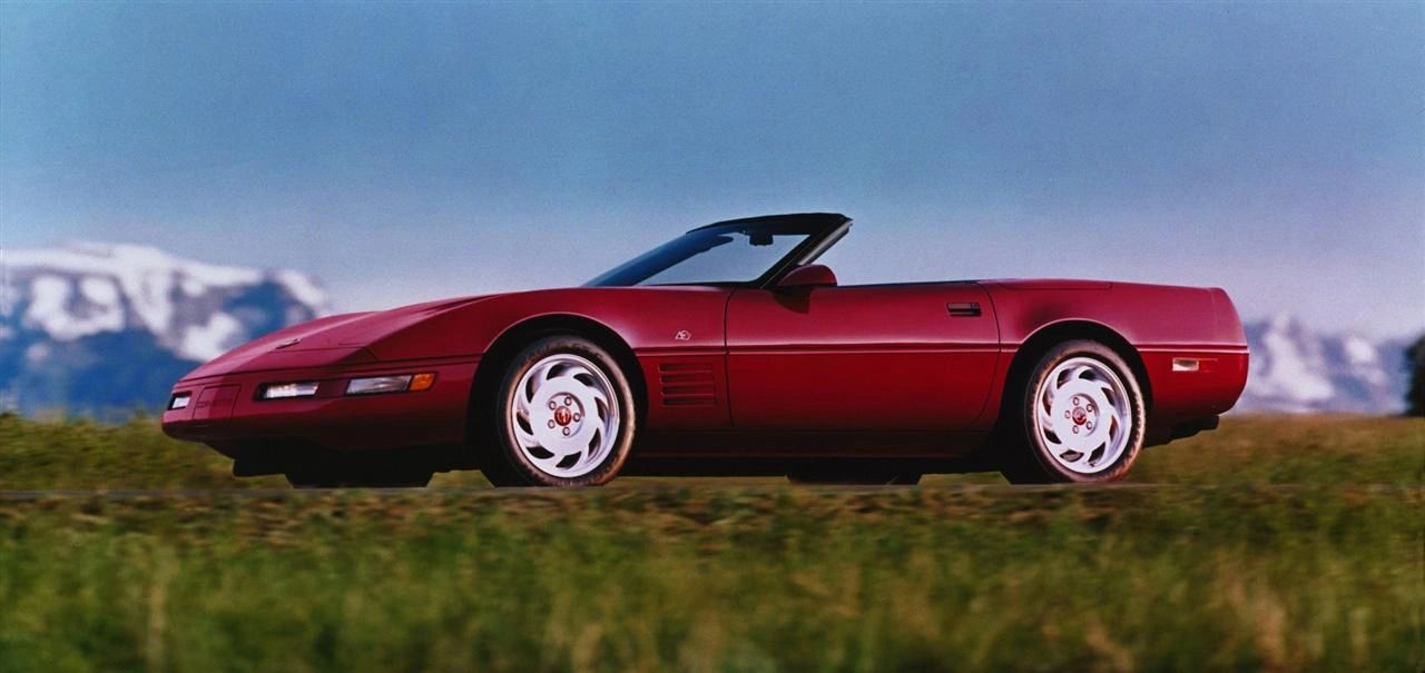 The 1993 Corvette mattered because it celebrated the nameplate’s 40th anniversary with the Ruby Red (Z25) package while simultaneously elevating the ZR-1 to a ferocious 405 hp—proof the C4 could still run with the world’s best. It also ushered in upscale tech like Passive Keyless Entry, signaling Corvette’s blend of cutting-edge innovation and enduring heritage.