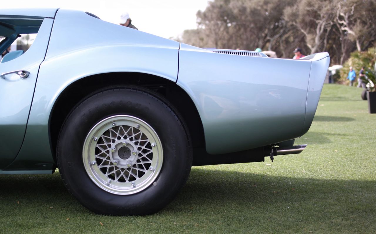 One of the XP-819’s most distinctive features is its Larry Shinoda–designed “Chaparral-style” wheels, seen here in all their deep-dish glory. More than a styling flourish, these basket-weave alloys were engineered as modular rims whose width could be changed by swapping outer sections, an idea borrowed directly from Jim Hall’s Chaparral program. Shinoda even specified an O-ring seal so the wheels could run tubeless tires, an advanced detail for the mid-1960s. Combined with 10–11-inch rims at the rear and much narrower fronts, the wheels were tailored to support the XP-819’s radical rear weight bias and its ability to pull over 1g on the skidpad when properly set up. One of the XP-819’s most distinctive features is its Larry Shinoda–designed “Chaparral-style” wheels, seen here in all their deep-dish glory. More than a styling flourish, these basket-weave alloys were engineered as modular rims whose width could be changed by swapping outer sections, an idea borrowed directly from Jim Hall’s Chaparral program. Shinoda even specified an O-ring seal so the wheels could run tubeless tires, an advanced detail for the mid-1960s. Combined with 10–11-inch rims at the rear and much narrower fronts, the wheels were tailored to support the XP-819’s radical rear weight bias and its ability to pull over 1g on the skidpad when properly set up.