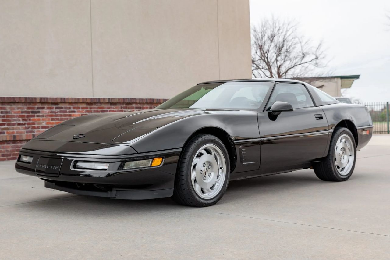 If you wanted a C4 that felt wired-in right out of the box, Z51 was the button to press. The package stiffened the springs, stabilizer bars, and bushings, added Delco-Bilstein–type sport shocks, and bundled a power-steering cooler—all factory kit aimed at quicker responses and fade-free lapping. Z51 cars also stepped up to 17×9.5-in wheels with P275/40ZR-17 Goodyear GS-Cs (and no EMT run-flats), a tire/wheel combo you could spot at a glance. The option was widely available across ’96 Corvettes—including LT4 cars and even the Grand Sport tested by Car and Driver—and it was affordable, typically listed at about $350 on the window sticker. In short: Z51 made the C4 feel taut and track-ready without turning it into a pain on the street.