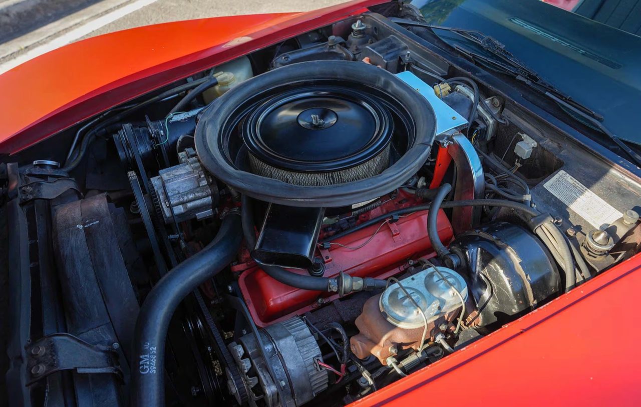 The 1974 Corvette’s L48 was the standard small-block V8 and, despite tightening emissions regulations, remained a well-balanced and dependable performer. Rated at 195 horsepower (net) with a four-barrel carburetor, it emphasized smooth drivability and usable torque rather than outright peak output. Period road tests consistently praised the L48 for its refinement and everyday performance, especially when paired with the Corvette’s relatively light chassis. In an era of declining horsepower figures, the L48 proved that balance and real-world performance still mattered.