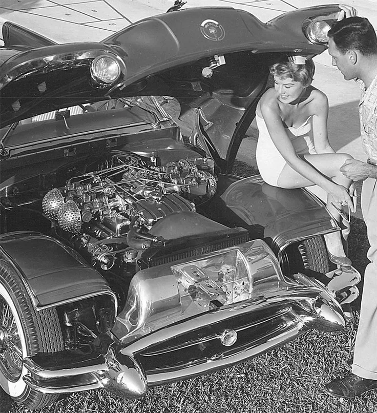 1954 Buick Wildcat II's 322-cubic-inch (5.3-liter) overhead-valve V8 engine with its four-sidedraft carburetors.